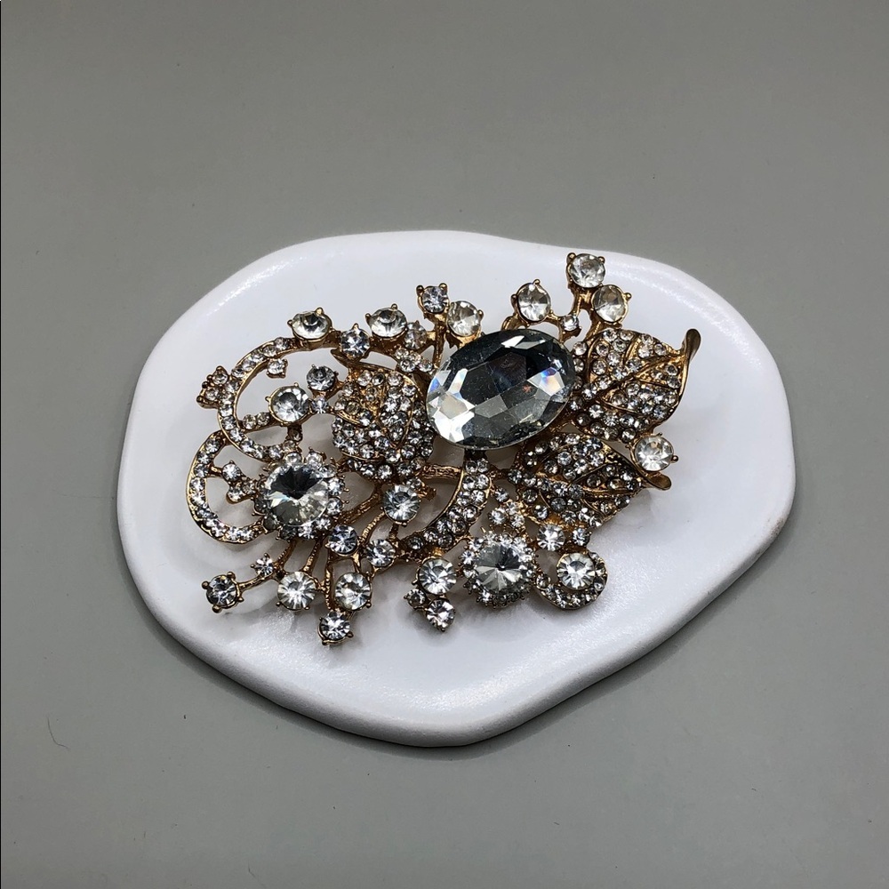 Retro style bejewel big formal evening statement gold rhinestone sparkle brooch